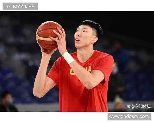 周琦眼部手术后回家休养与孩子共享快乐时光在球场玩耍